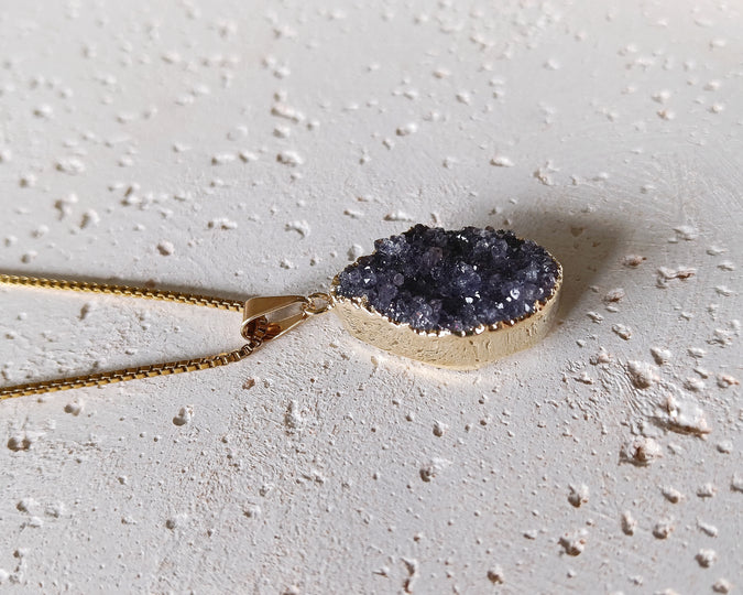 Ruwe Amethist druppel hanger - Brass verguld
